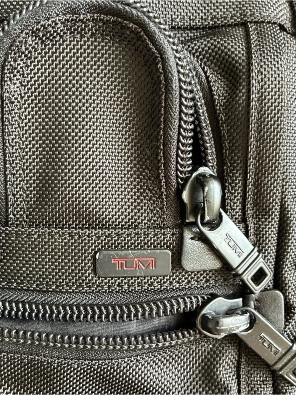 Tumi Alpha Black travel Messenger Bag Multiple Front Pockets laptop sleeve